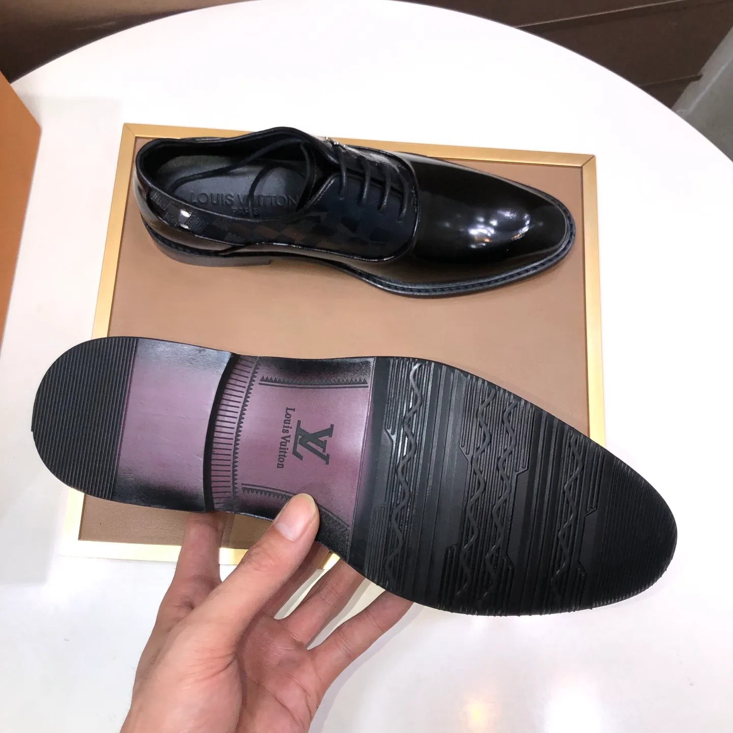 Men's men's shoes💰460💰【LV】(sheepskin lining) formal men's shoes! The high-end formal wear style is luxurious and elegant, with both practicality and style. We pay special attention to quality and details. The original version at the counter is 1:1 ultra-accurate replica👍🏻 The shoe last, leather, workmanship and comfort are not inferior! Material: imported cowhide upper, soft first layer of sheepskin! Code number: 38-45 (45 customized)